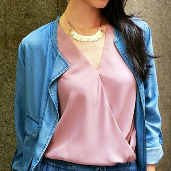 ✨Host Pick✨ Surplice Top - Picture 4 of 4